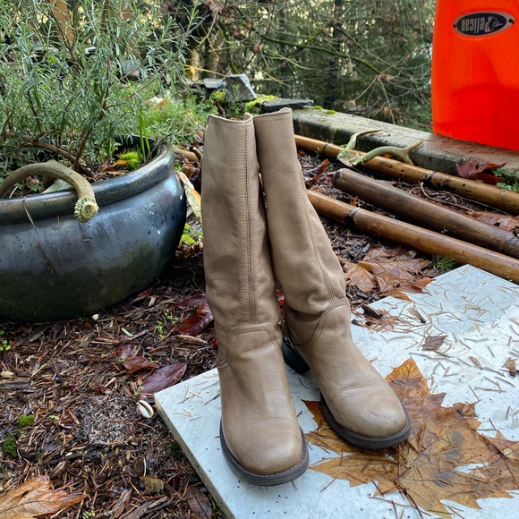 Brown leather boots - Picture 6 of 11